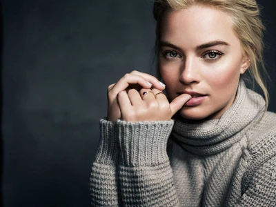 Margot Robbie en un elegante suéter de punto, mostrando su belleza y mirada cautivadora en un retrato impactante.