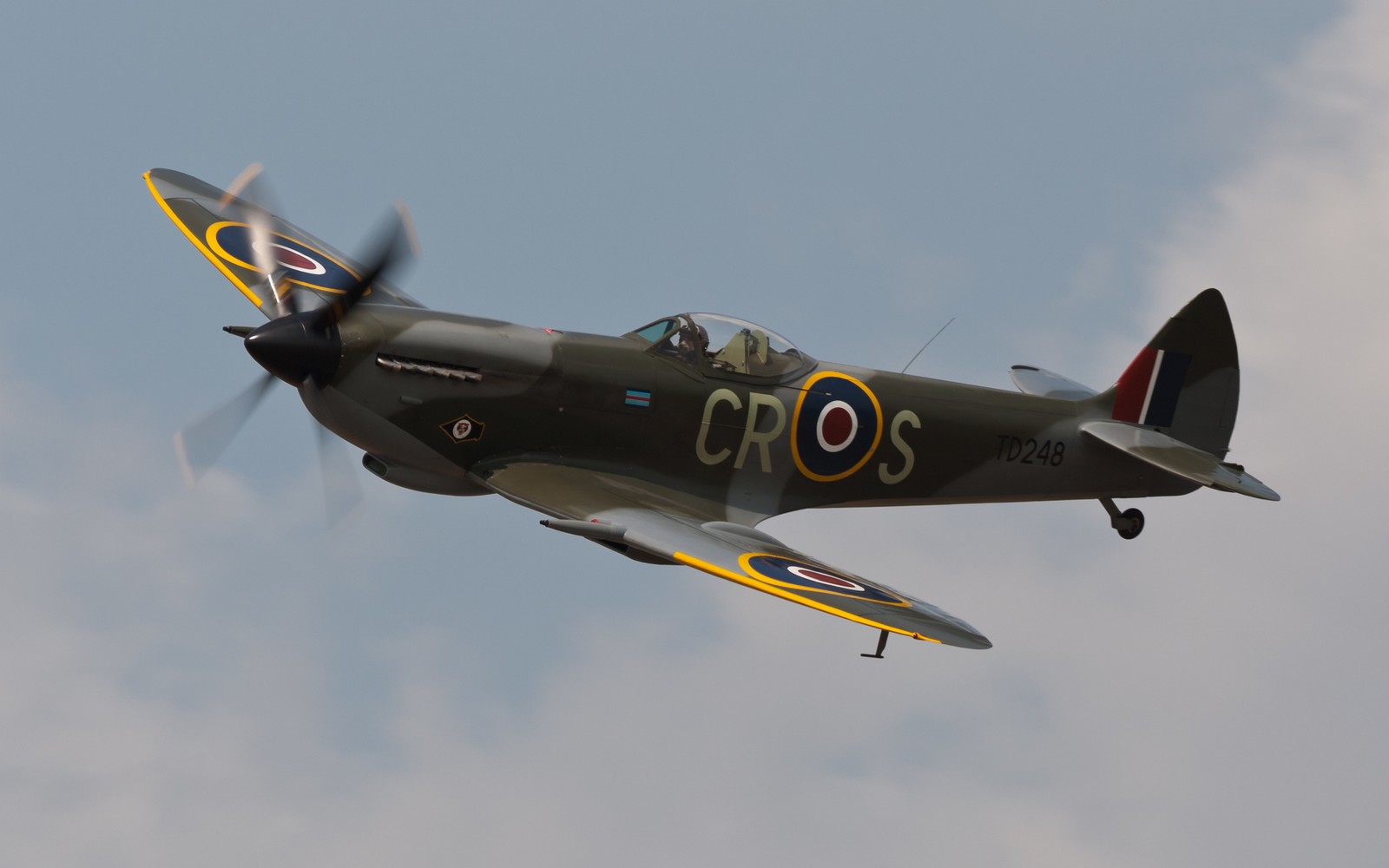 Un avión volando en el cielo con una hélice (supermarine spitfire, supermarine, aeronave, aviación, avión)