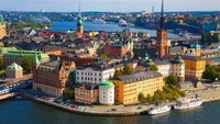 Paisaje urbano vibrante de Estocolmo con edificios históricos y un pintoresco canal