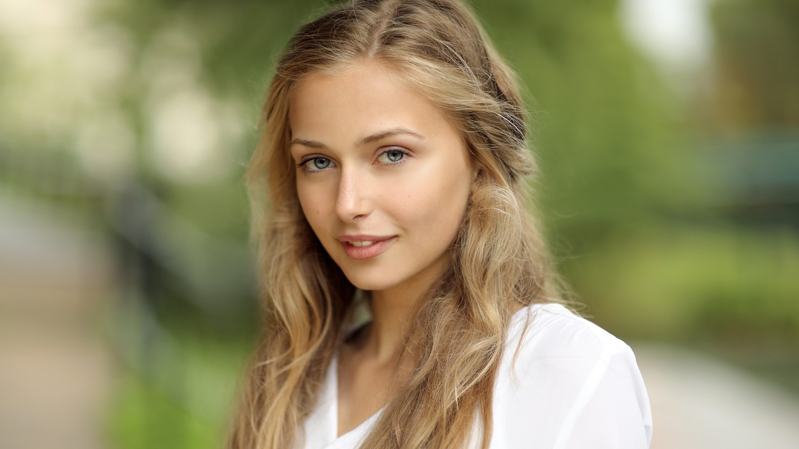 Arafed woman with long hair and blue eyes posing for a picture (sophie simnett, actress, celebrity, women, girls)