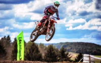 Pilote de motocross freestyle en action dans les airs