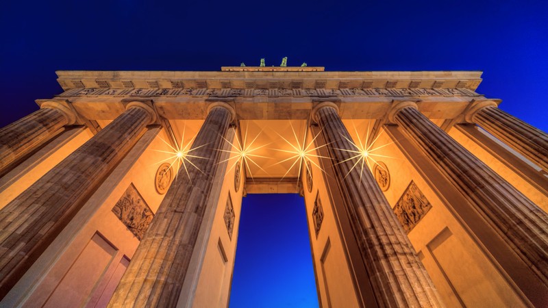 Вид на верхушку высокого здания с тремя колоннами (brandenburg gate, берлин, германия, фотография с низким углом, огни)