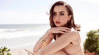 Lily Collins junto al mar: Elegancia sin esfuerzo y belleza natural