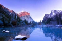 Serenidad invernal en el lago Yosemite: Un paisaje reflexivo en el valle de Yosemite