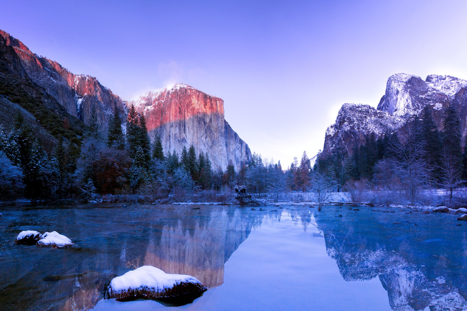 Uma vista de uma cordilheira com um rio e rochas cobertas de neve (lago yosemite, vale de yosemite, yosemite valley, paisagem, reflexo)