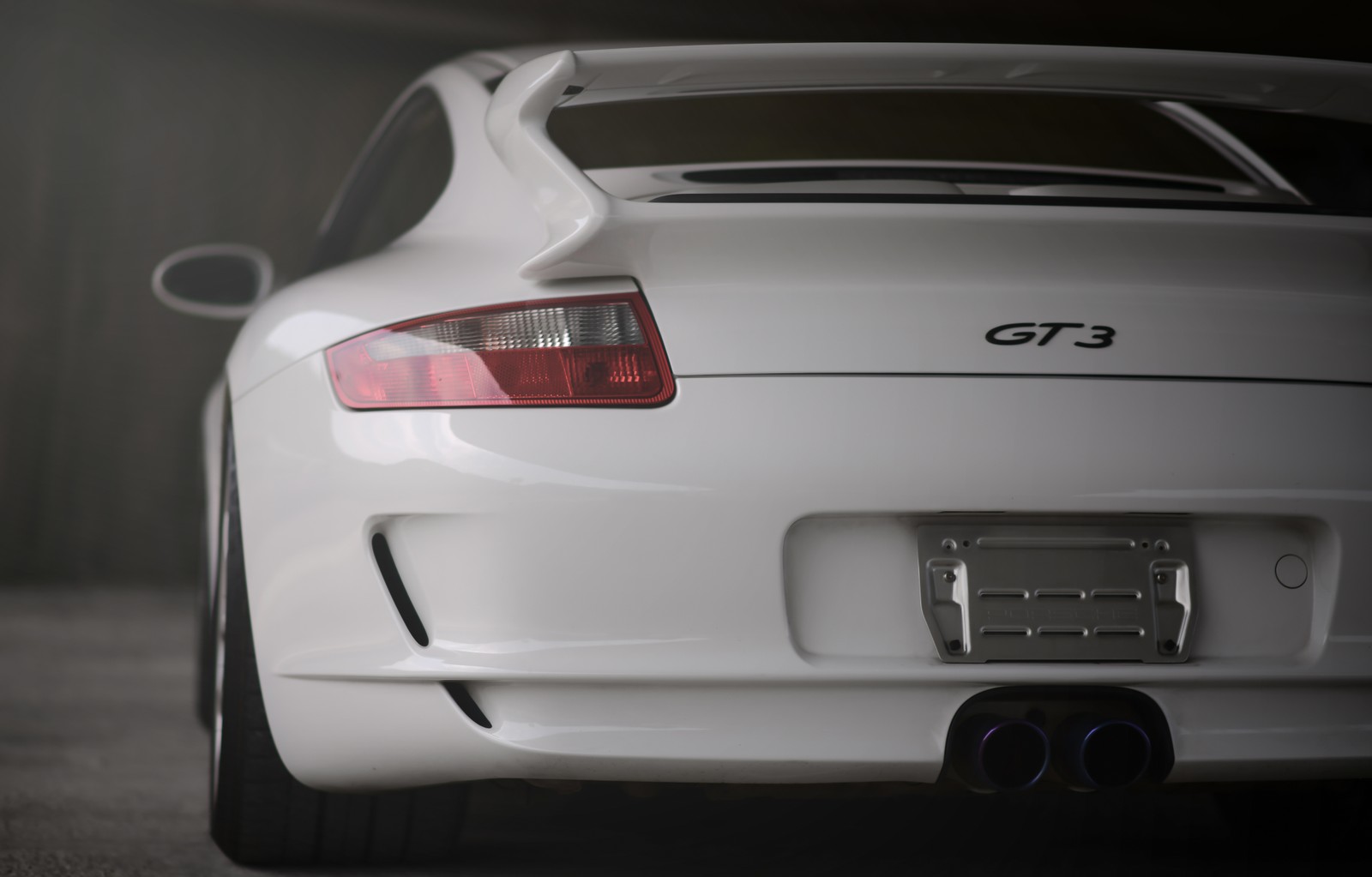 A close up of a white sports car parked in a garage (porsche 911 gt3, porsche 911 gt2, porsche, sports car, white)