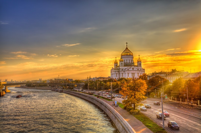 Вид на реку с мостом и церковью на фоне (достопримечательность, облако, закат, город, утро)