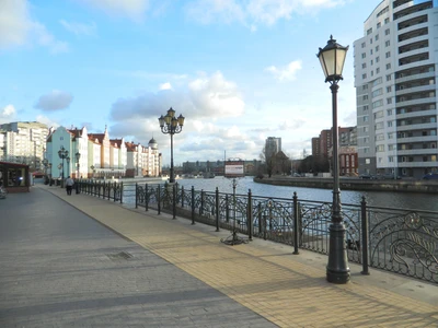 Сценическая городская набережная вдоль водного пути в центре города