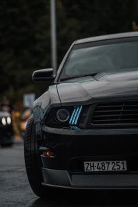 Eleganter schwarzer Shelby Mustang mit auffälligen LED-Elementen