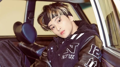 Mark Lee von NCT 127 posiert stilvoll in einem Oldtimer und zeigt seinen ikonischen Look aus dem Album "Neo Zone".