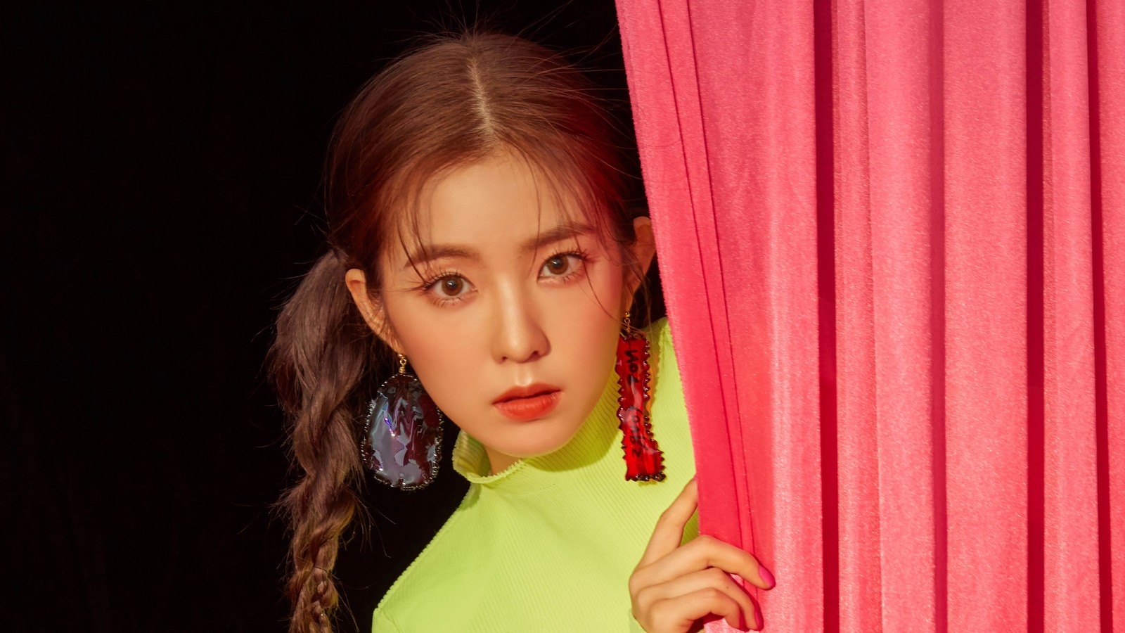 Niña arafa con un top verde neón asomándose detrás de una cortina rosa (irene, bae joo hyun, red velvet, kpop, chicas)