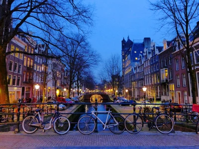 Cena de canal encantadora à noite com bicicletas em uma cidade pitoresca