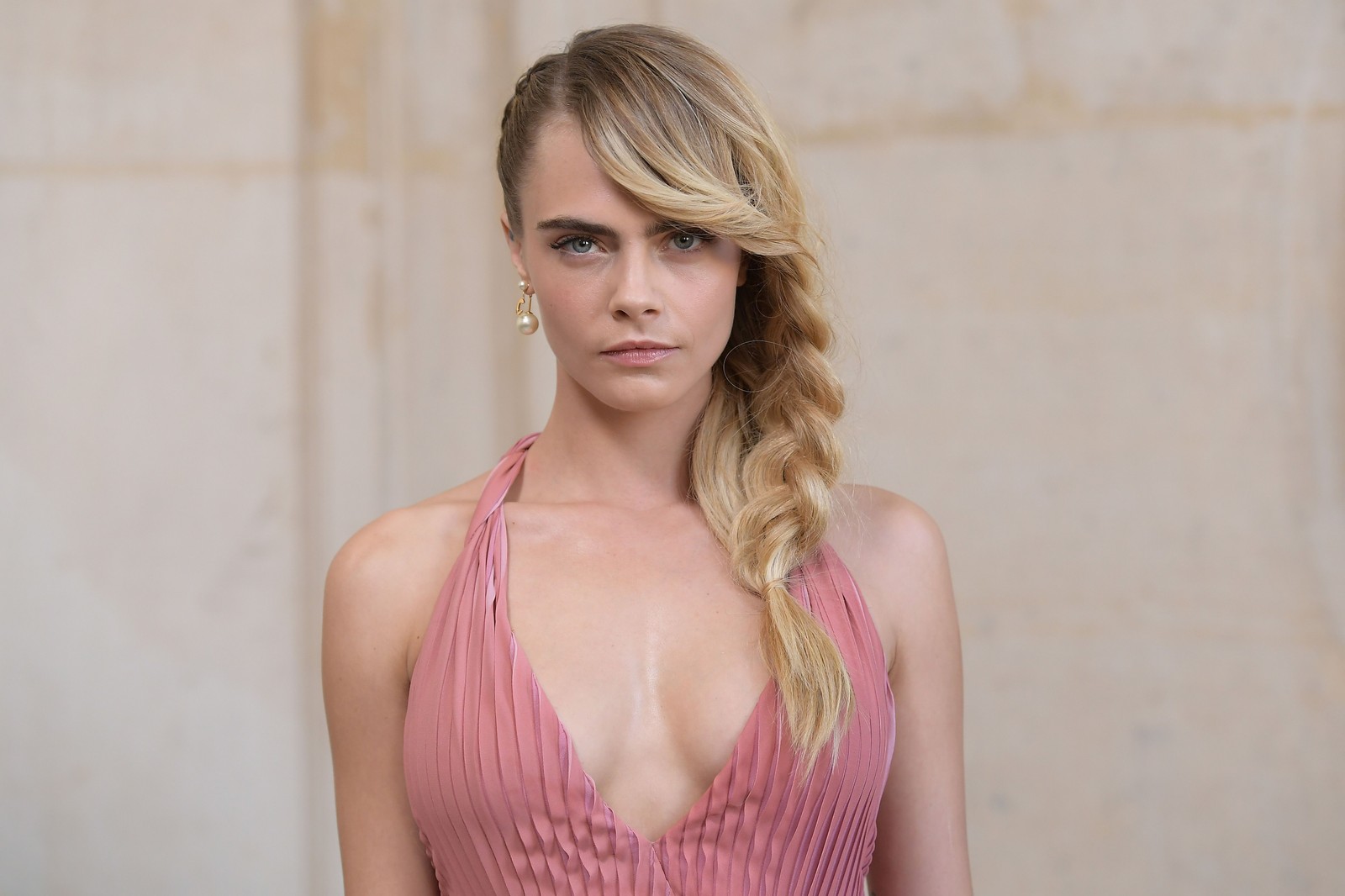 Nahaufnahme einer frau in einem rosa kleid, die für ein foto posiert (cara delevingne, modell, 5k, leute, 4k hintergrund)