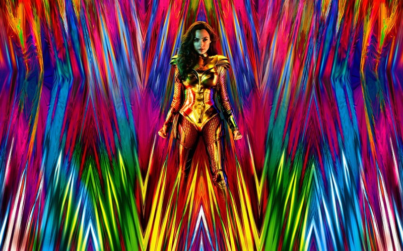 Чудо-женщина стоит на фоне яркого фона (чудо женщина, wonder woman, варнер бразерс, warner bros, психоделическое искусство)