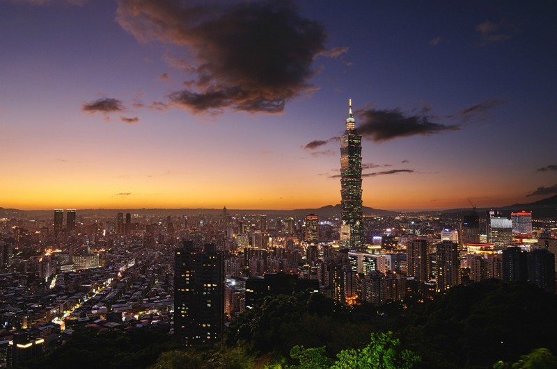 Аэрофотосъемка города ночью с высоким зданием (тайпэй 101, taipei 101, городской пейзаж, город, городская территория)