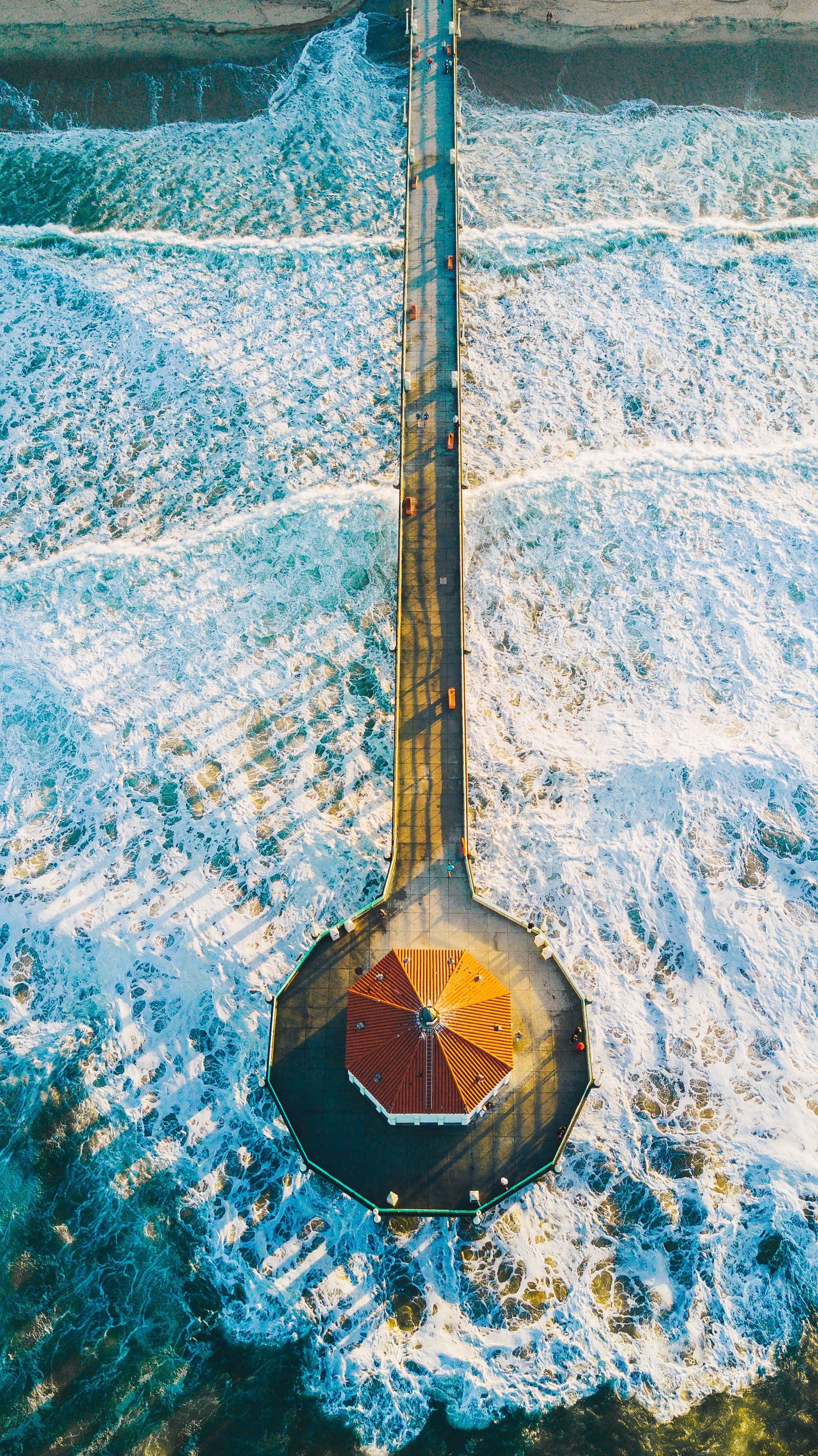 Vista aérea de um píer com um guarda-sol e um barco na água (instrumento musical, instrumento de cordas, acessório de guitarra, instrumentos de cordas dedilhadas, torre)