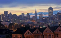 Skyline von San Francisco bei Dämmerung mit den Painted Ladies im Vordergrund