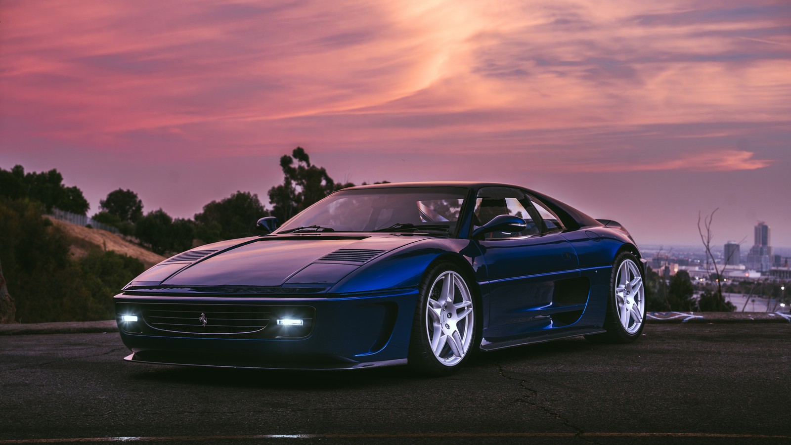 Un coche deportivo azul estacionado en una carretera con un atardecer de fondo (retro, supercoche, 5k, 8k, coches)