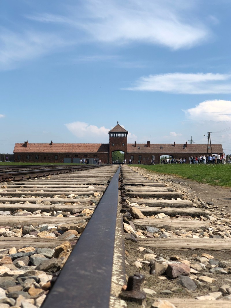 Железнодорожные пути, проходящие через тюрьму (крыша, почва, кучевое облако, щебень, галька)