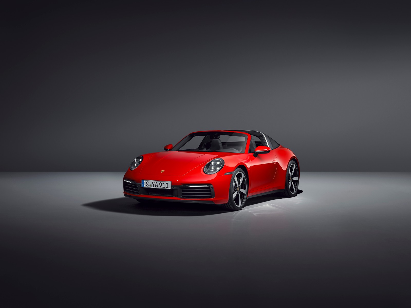 Два красных porsche 911 припаркованы в темной комнате (porsche 911 targa 4, 2020, 5k, машины, обои 4k)