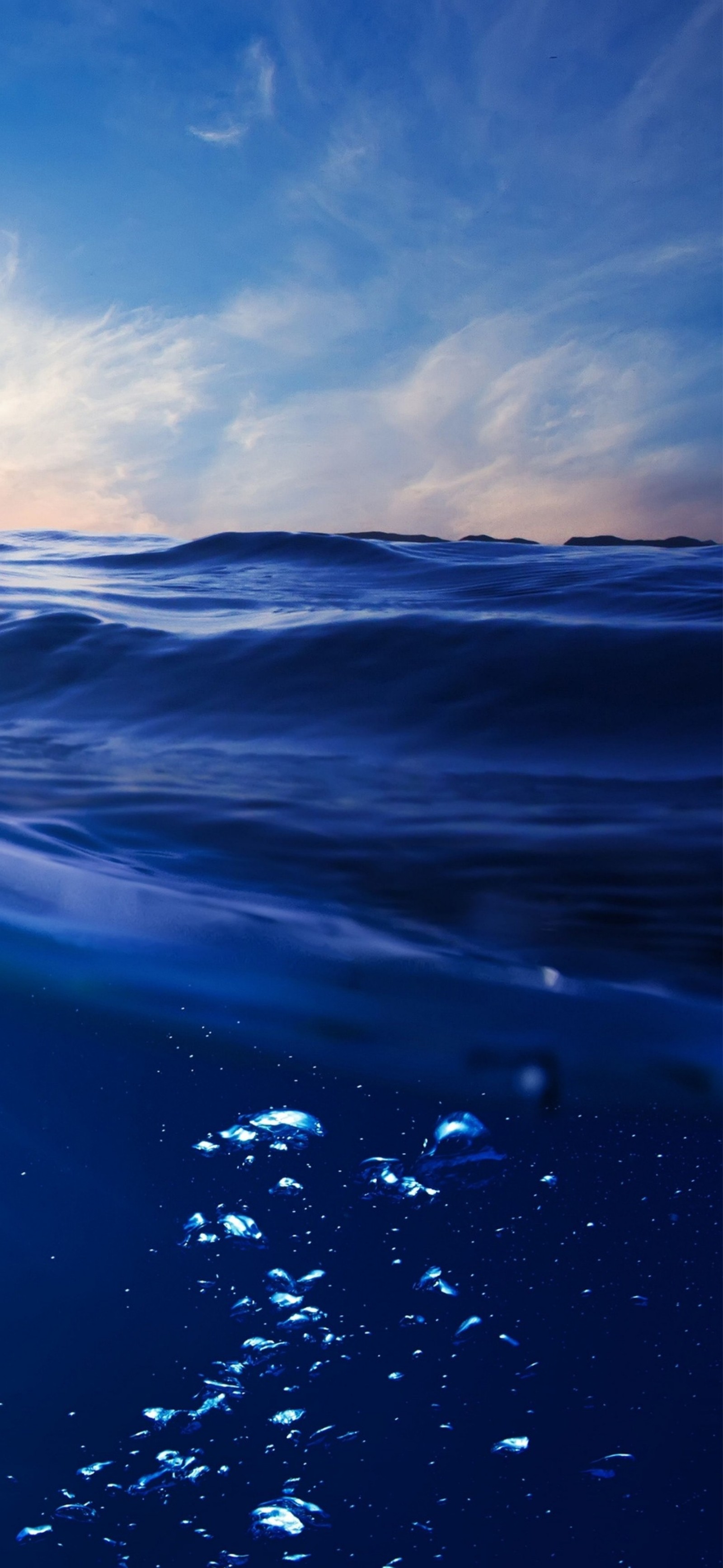 Un homme surfant sur les vagues de l'océan (mer, pêche, nuage, eau, ressources en eau)