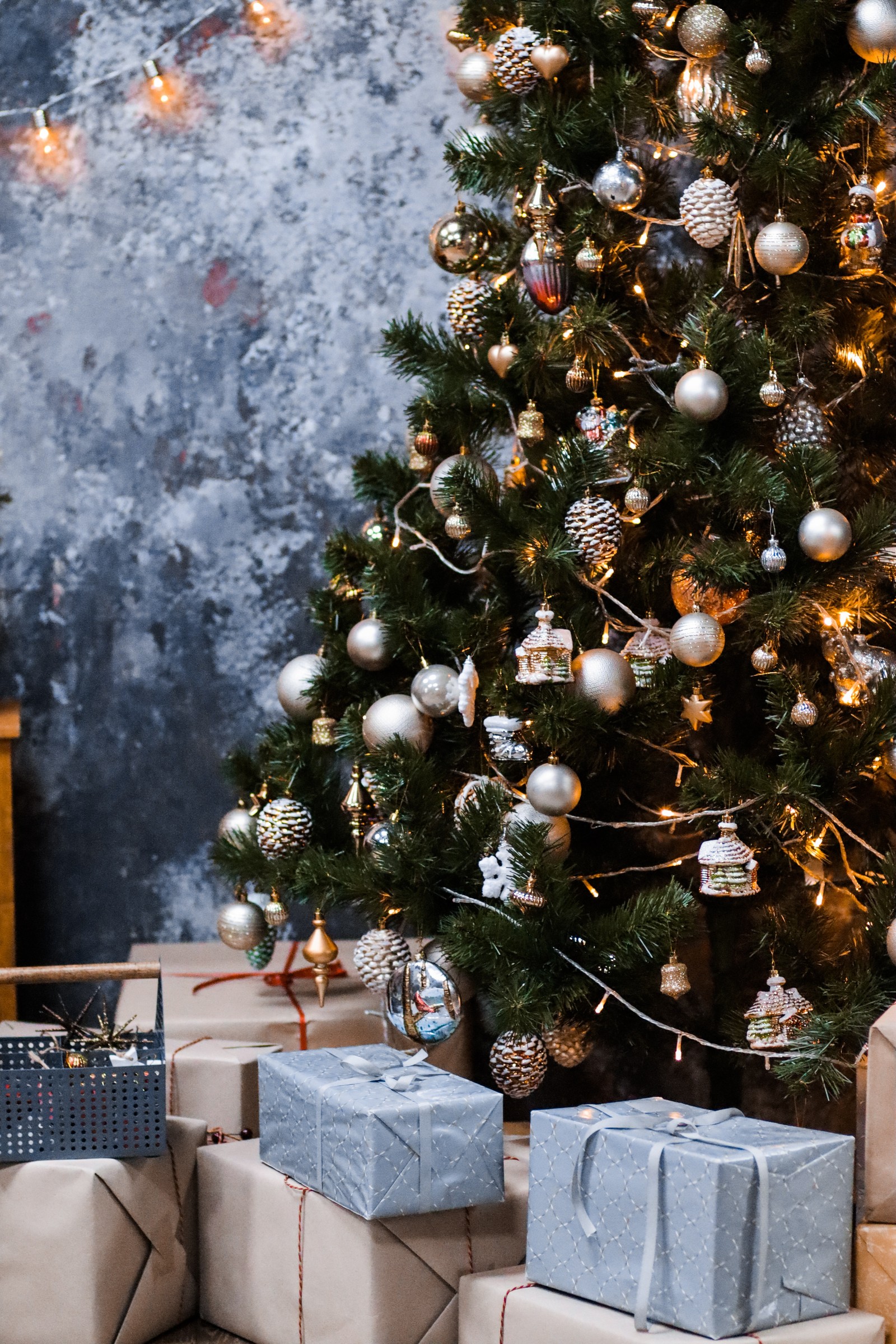 Hay muchos regalos debajo de un árbol de navidad con luces (decoración navideña, diseño de interiores, adorno de navidad, habitación, navidad)