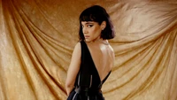 Sofia Boutella : Élégance Captivante Contre un Fond Doré