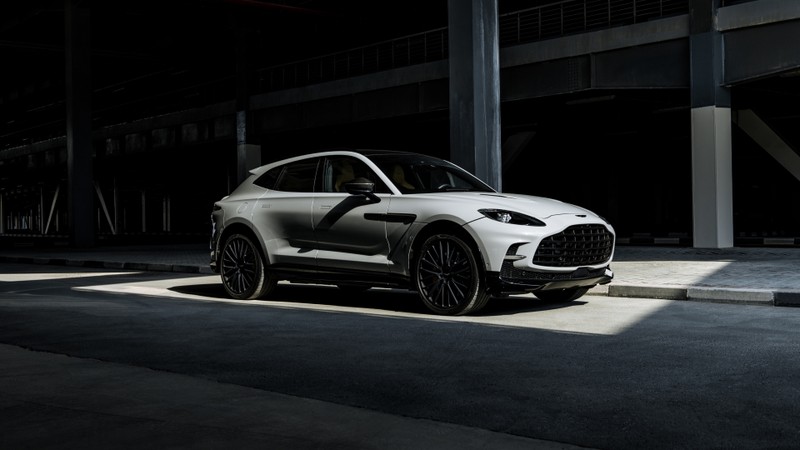 Белый внедорожник, припаркованный на стоянке ночью (aston martin dbx707, 8k, 5k, машины, обои 4k)