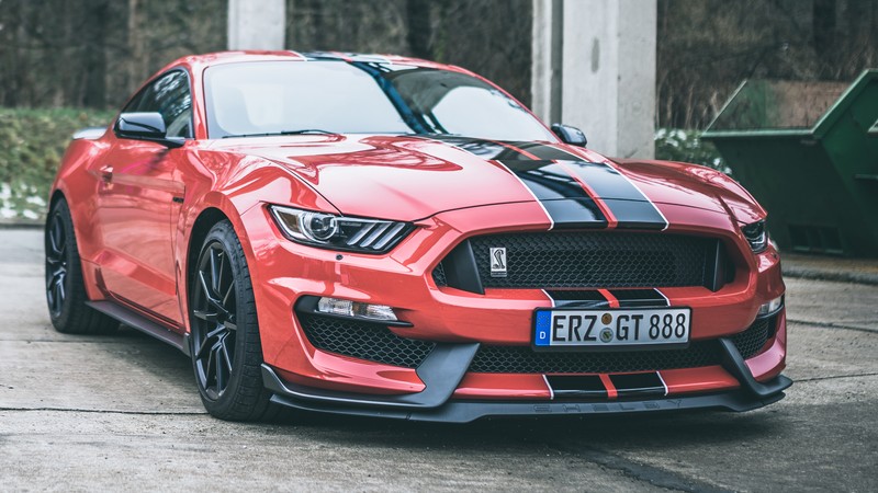 Красный мустанг, припаркованный перед автозаправочной станцией (shelby mustang, форд мотор компани, ford motor company, машины, элеонор)