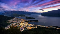 Crepúsculo sobre Queenstown: uma vista cênica do lago Wakatipu e das montanhas ao redor