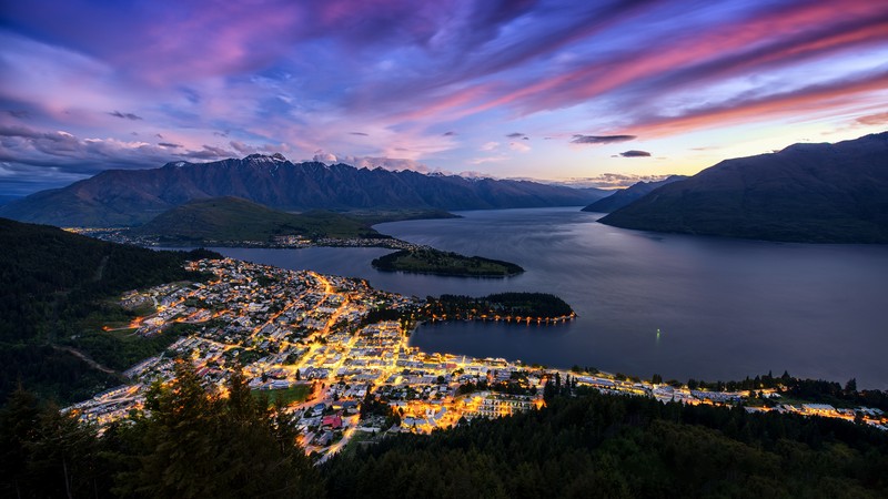 Вид на город и озеро на закате с вершины горы (куинстаун, queenstown, озеро уакатипу, природа, природный пейзаж)