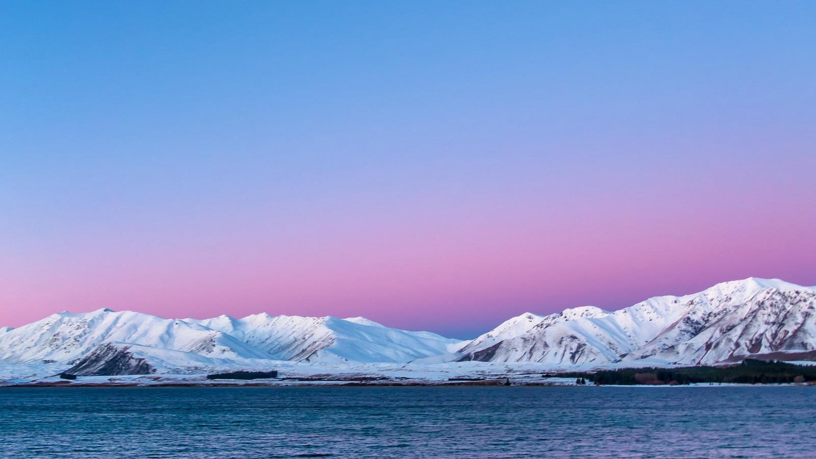 Una vista de un cuerpo de agua con una cordillera de montañas al fondo (iceberg, hielo, ártico, océano ártico, hielo marino)