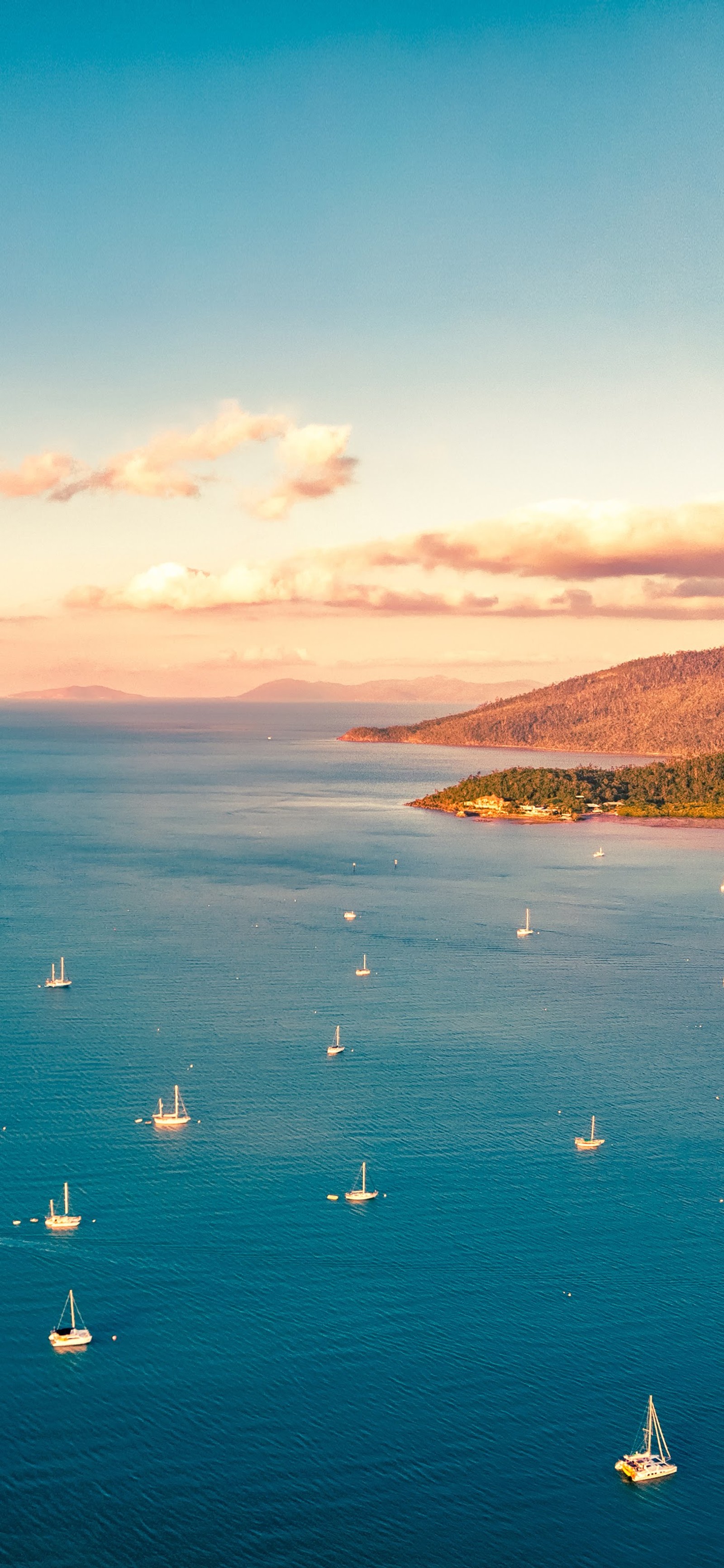 Vista aérea de um corpo d'água com muitos barcos nele (lg, lg g8 thinq, android, líquido, nuvem)