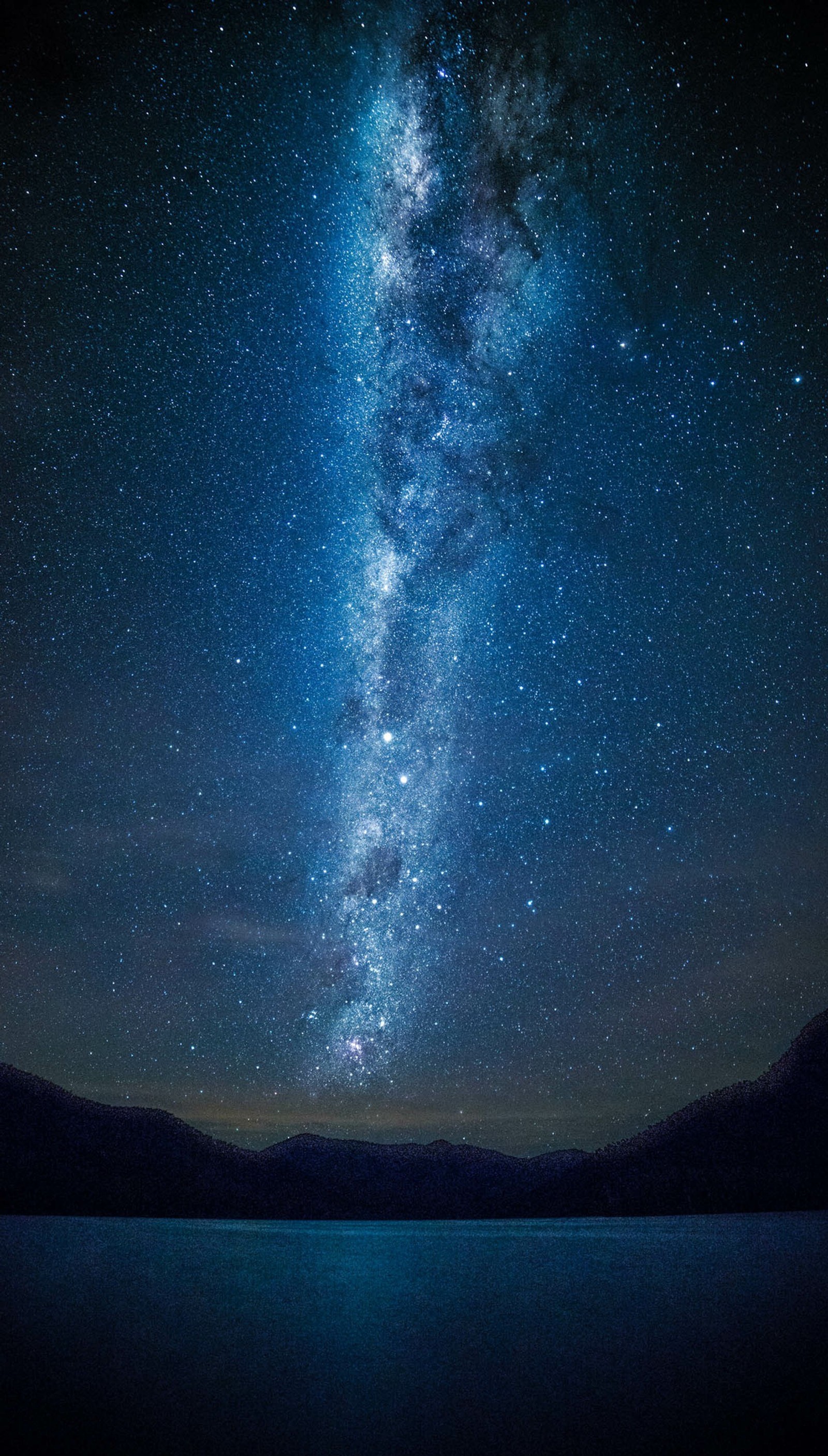 Vía láctea sobre el agua y las montañas por la noche (noche, más, premium, cielo, estrella)