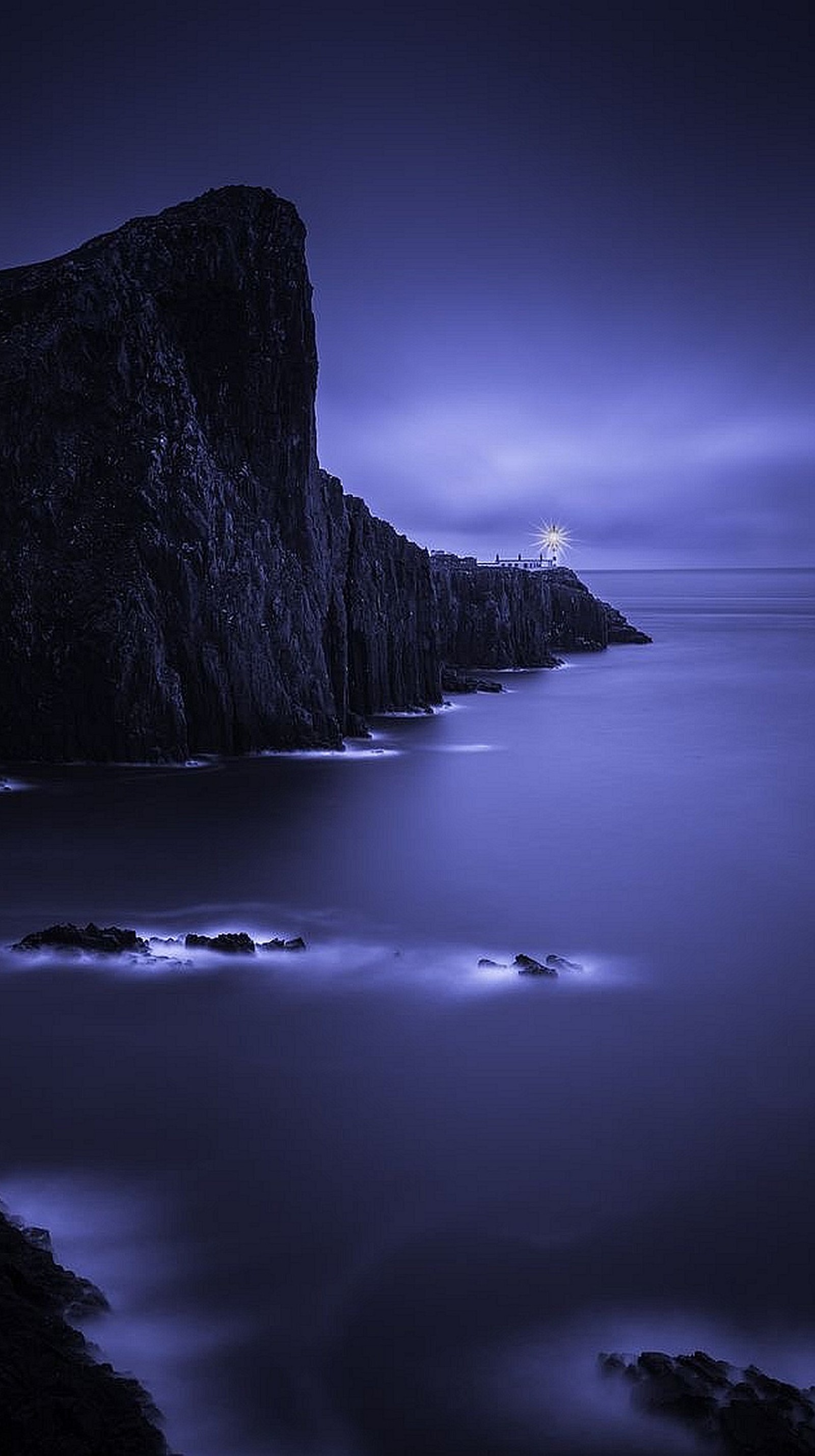 Vista de un faro en un acantilado rocoso de noche (oscuro, noche)