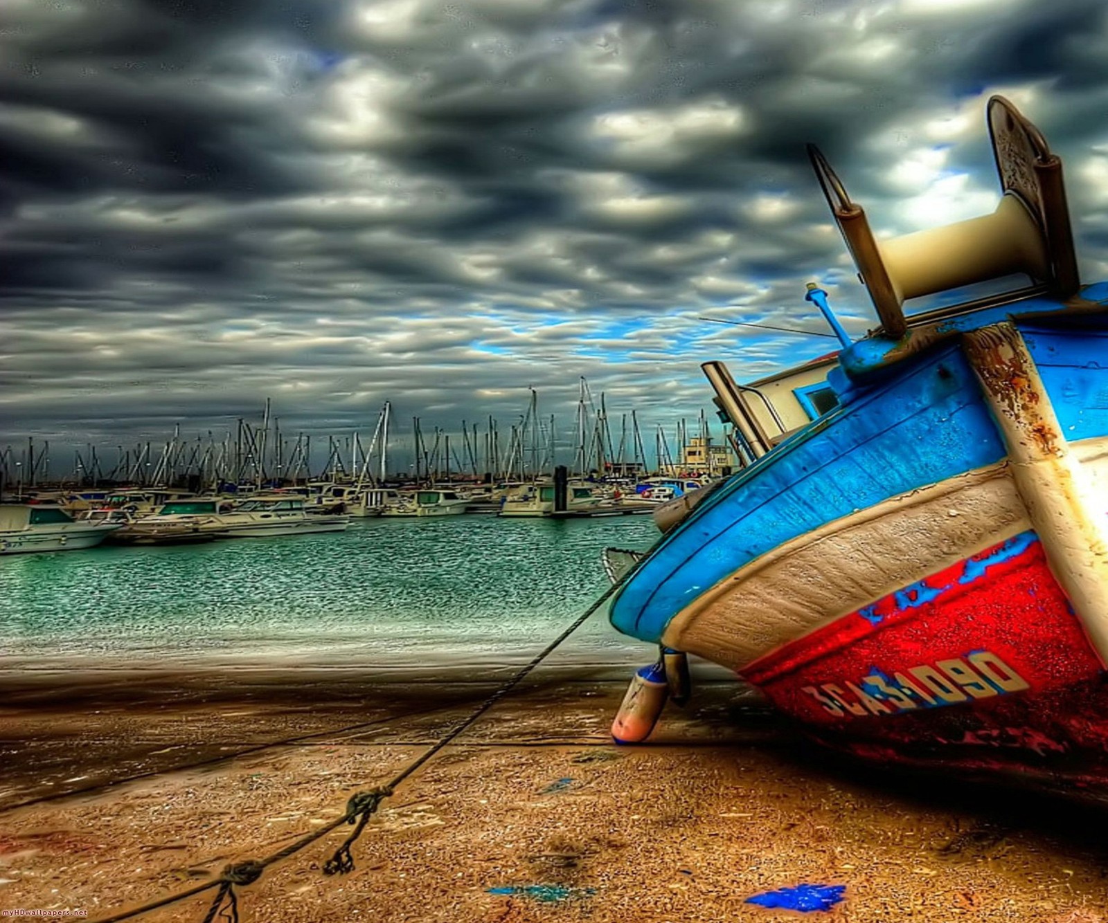 Há um barco que está na praia perto da água (legal, hd, gostar, natureza, vista)