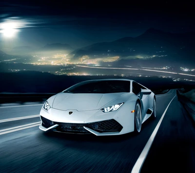 Weißer Lamborghini Huracán rast durch eine Nachtlandschaft