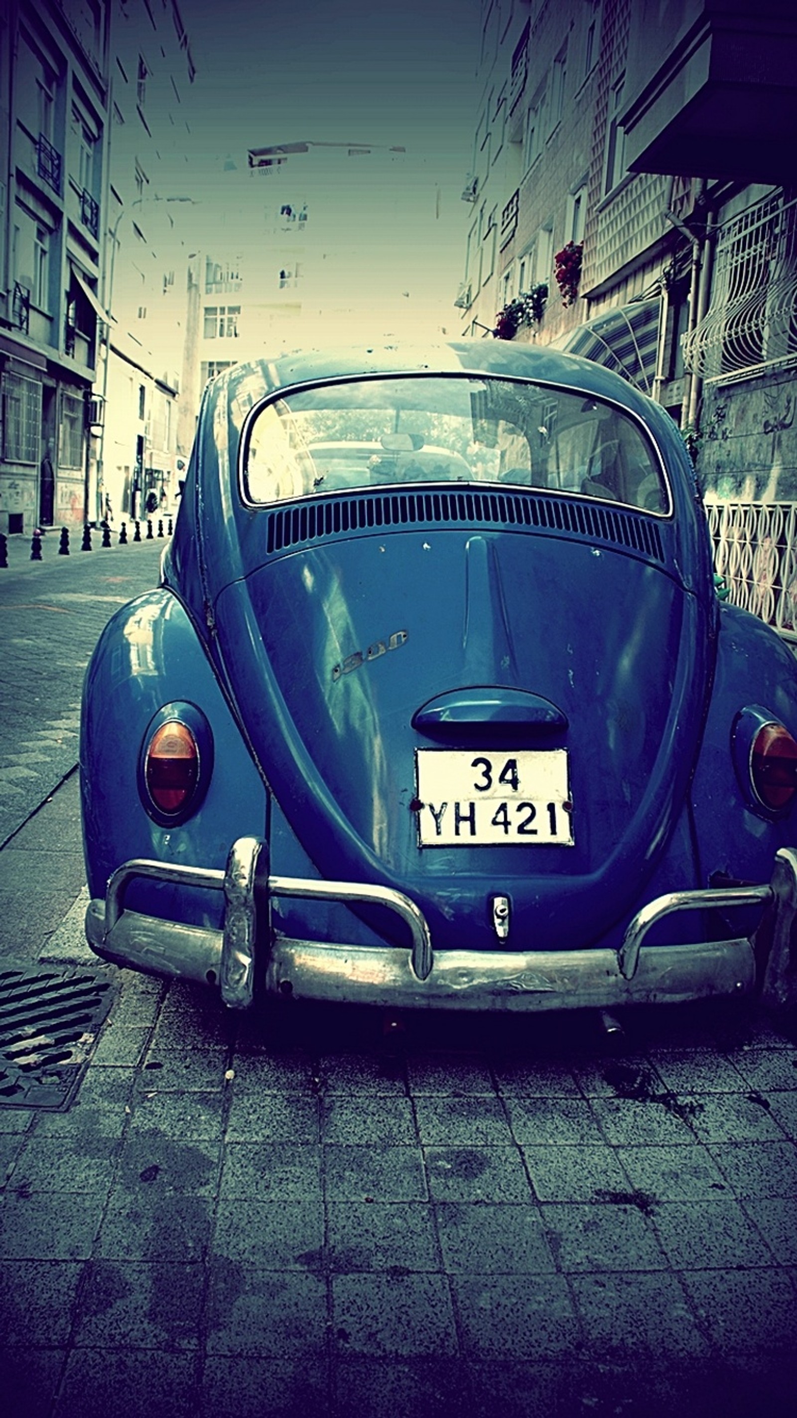 Buggy bleu modifié garé dans une rue de la ville (auto, génial, scarabée, bleu, voiture)