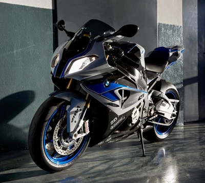 Superbike BMW com marcas da Castrol e Pirelli em um design elegante preto e azul.