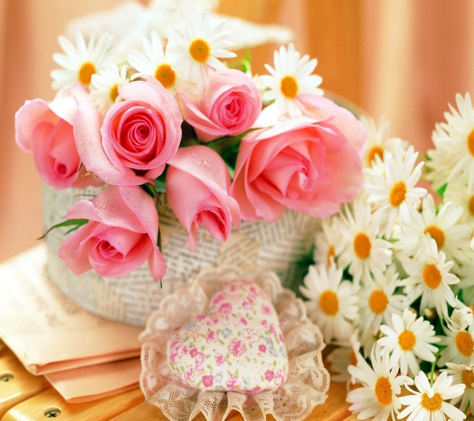 Des fleurs et un biscuit en forme de cœur sont sur une table (génial, cœur, amour, nature, sympa)