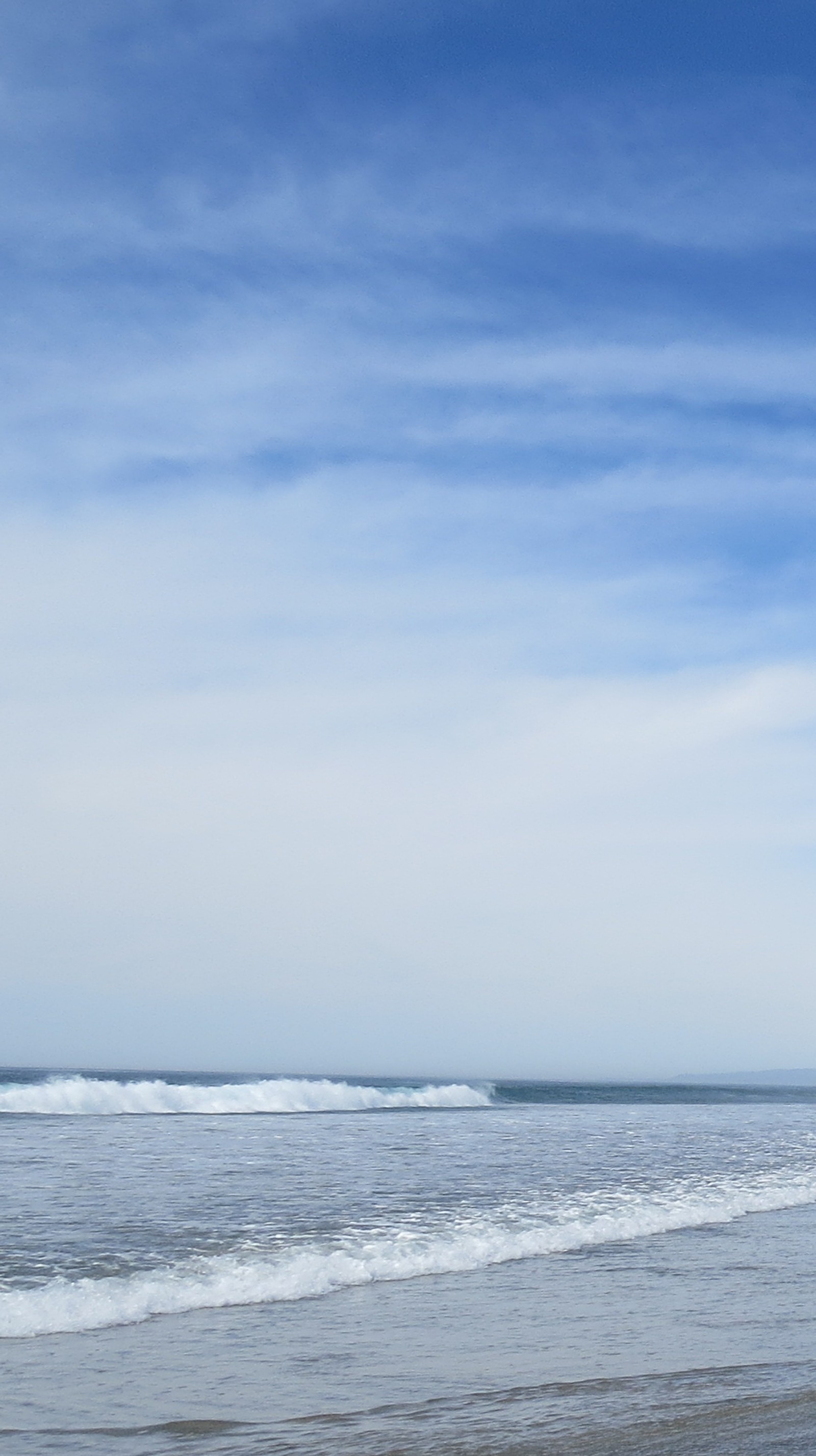 Os surfistas estão caminhando pela praia com suas pranchas de surf na mão (praia, oceano, ondas)