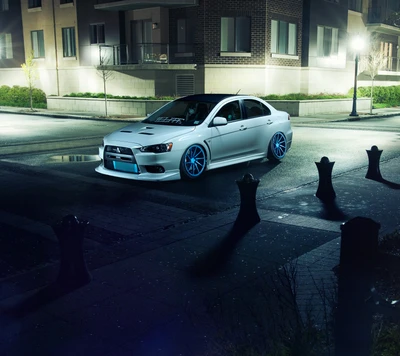 Mitsubishi Lancer Evolution modificado en un entorno urbano nocturno