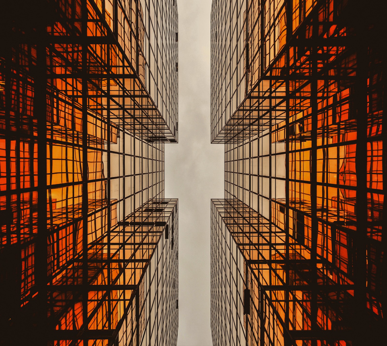 Une vue d'un grand bâtiment avec un fond de ciel (abej, architecture, beograd)