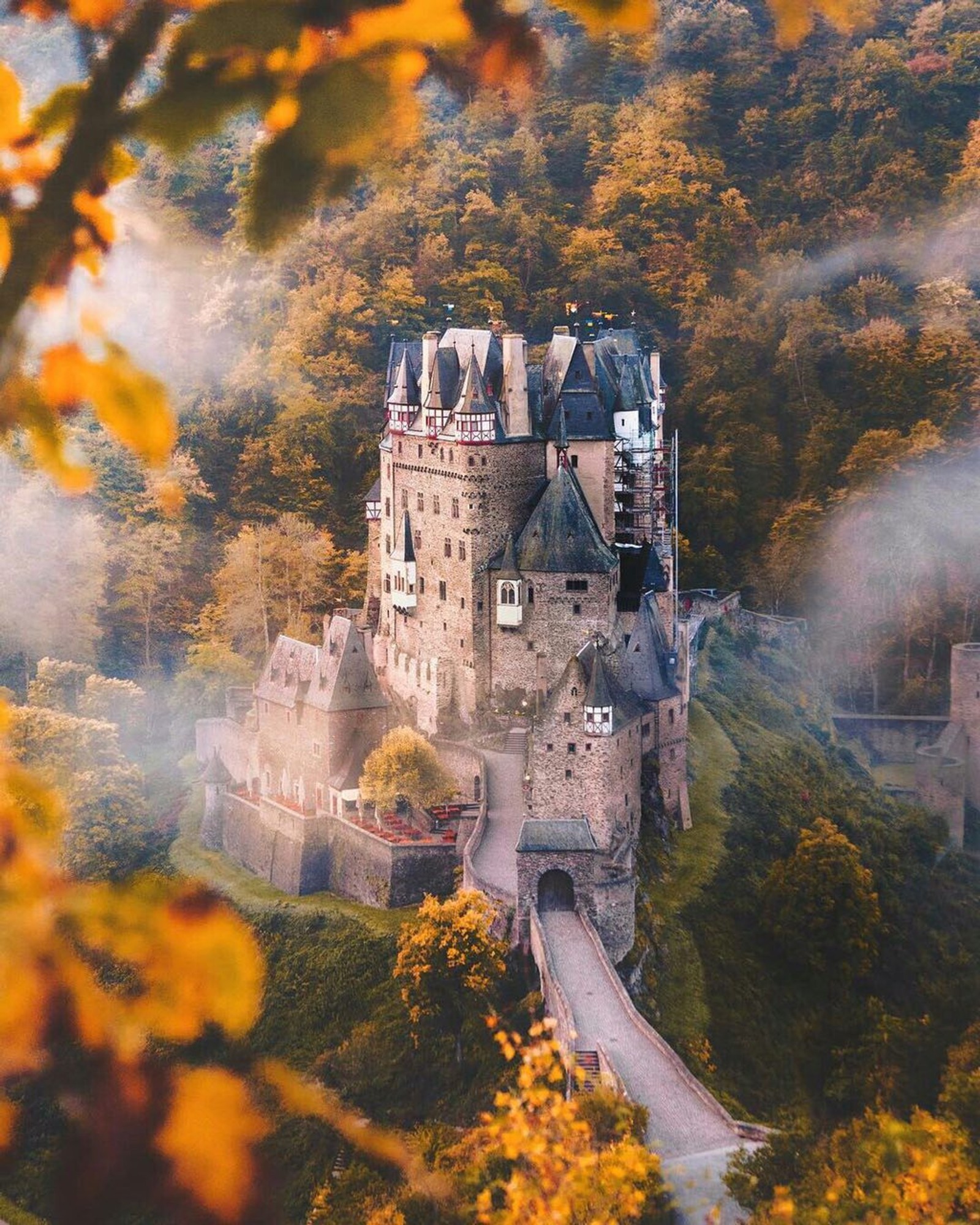 Eine aussicht auf ein schloss inmitten eines waldes (burg, schlösser, magie, mittelalterlich, berg)