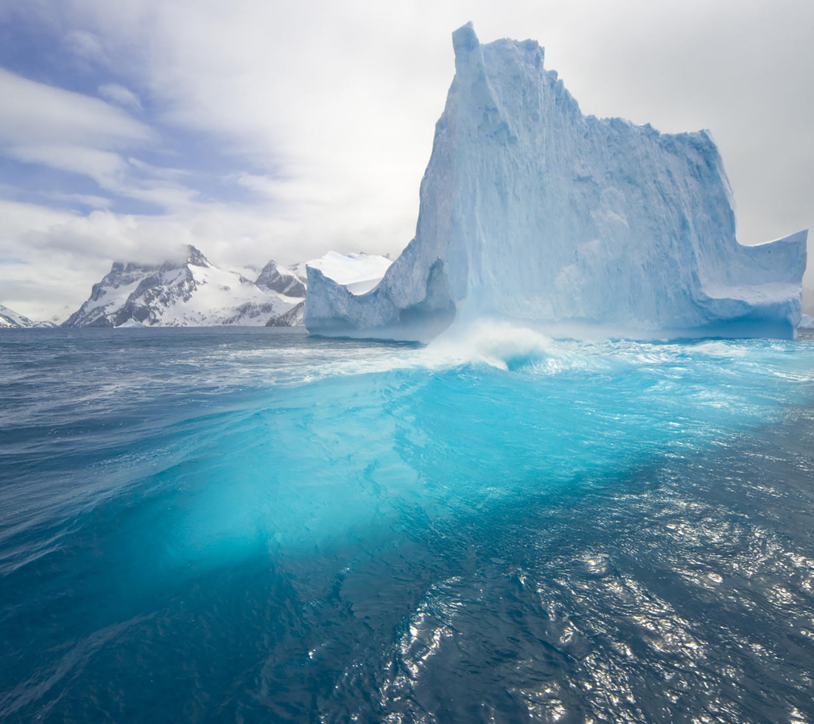 Hay un gran iceberg en medio del océano (hd, naturaleza)