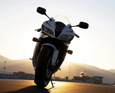 Silhouette d'une moto Honda sur une route ouverte au coucher du soleil