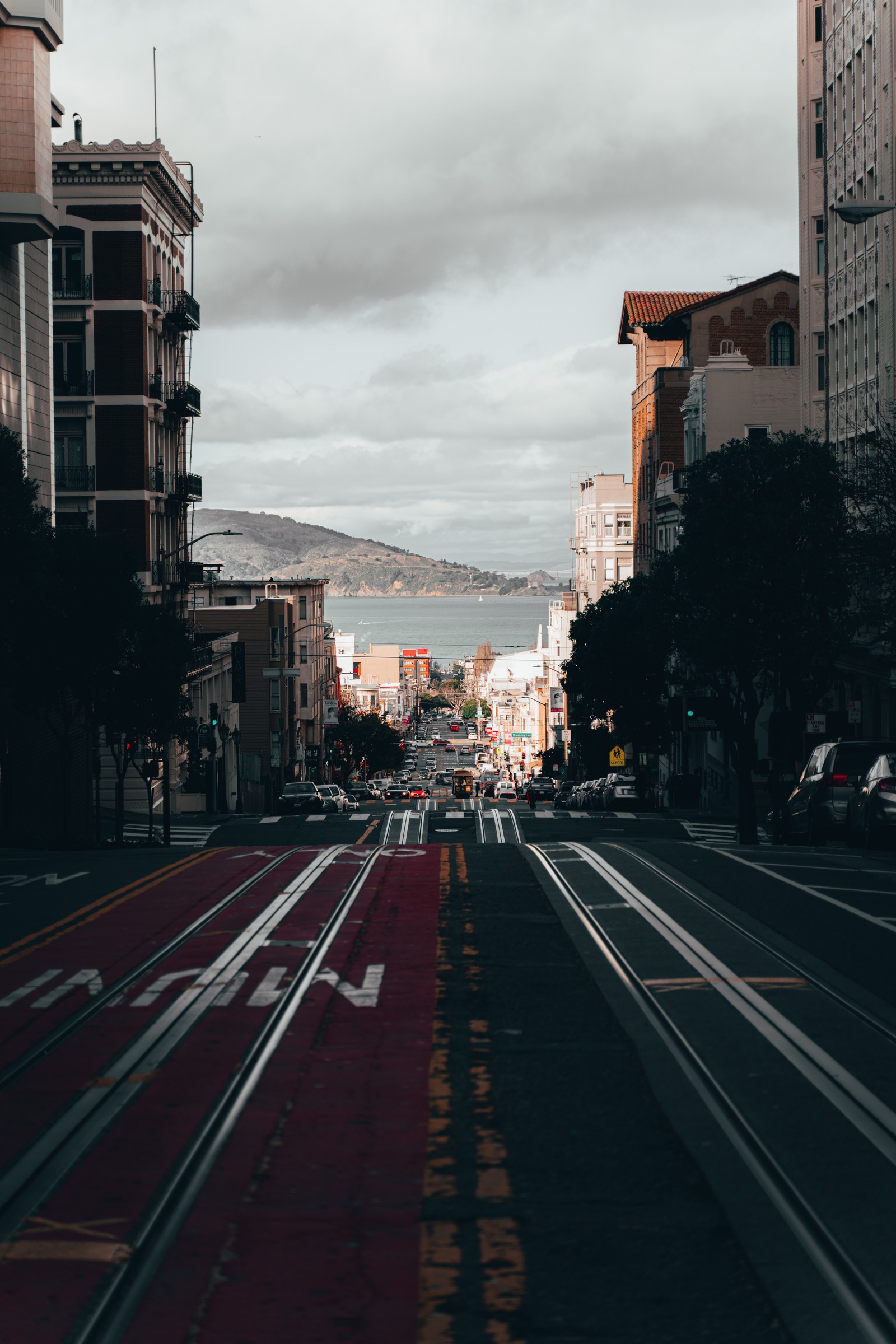 Una calle roja con una línea roja en la carretera (san francisco, nube, edificio, superficie de la carretera, asfalto)