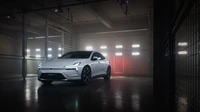 Polestar 4: Crossover elétrico elegante em ambiente urbano - Papel de parede 4K 2023