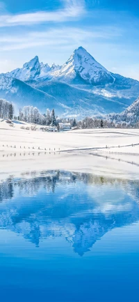 Serene Winterlandschaft: Schneebedeckte Berge spiegeln sich im klaren blauen Wasser