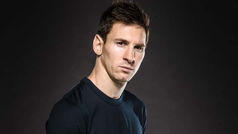 Мужчина в черной рубашке позирует для фотографии (lionel messi, 8k, футболист, fc barcelona, fcb)